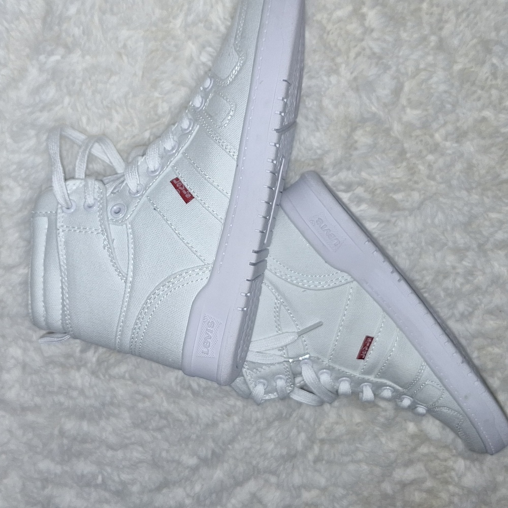 BNWOB Levis Hi-Top Sneakers Size 6.5